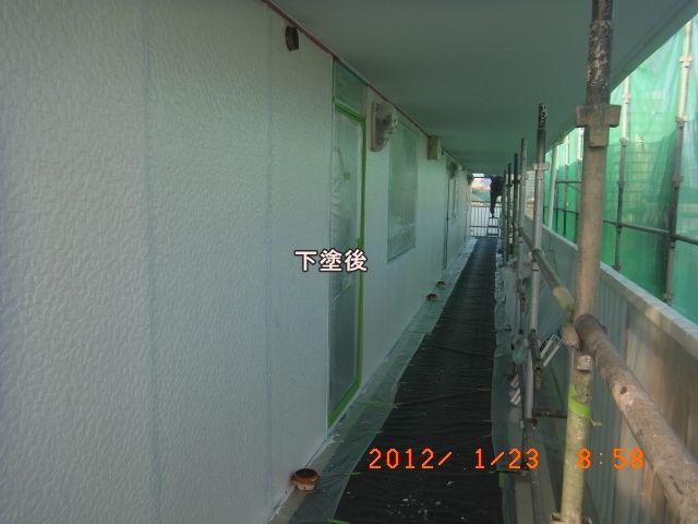 上塗り前の2階通路面の白い下塗り仕上がり