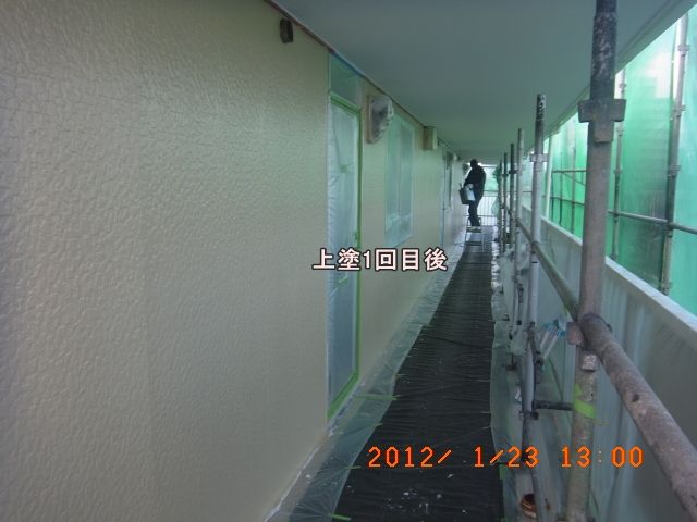 2階通路外壁の上塗り1回目後と2回目後の比較