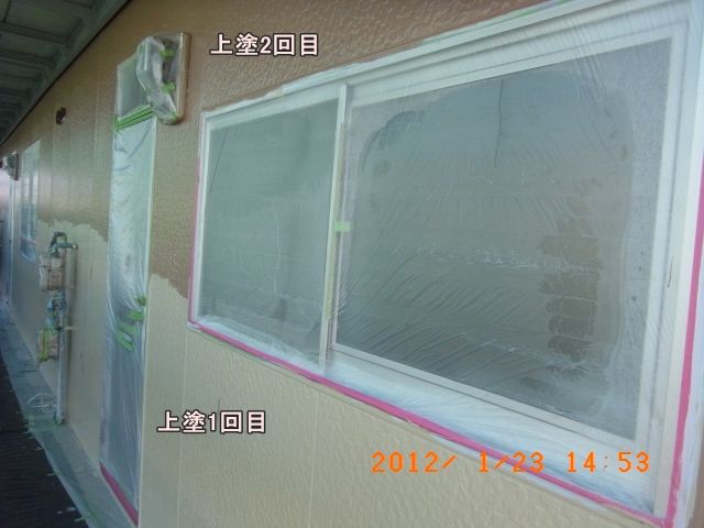 1階通路外壁の上塗り2回目を塗り進めた状態