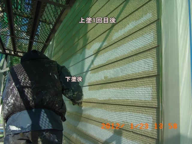 西面外壁の上塗り1回目を刷毛で進める様子
