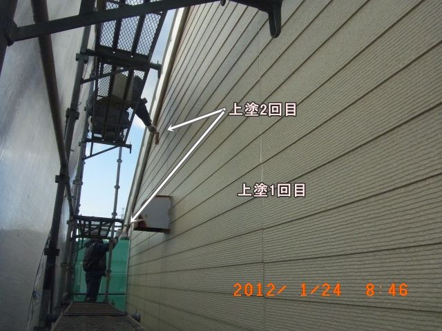 東面外壁の上塗り2回目を進める作業