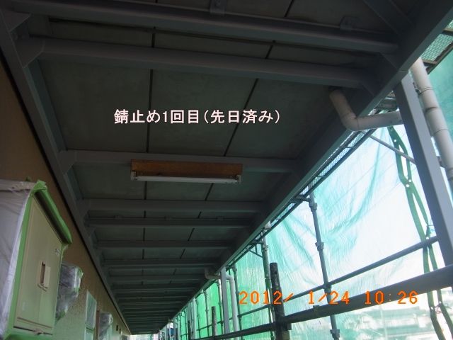 1回目の錆止めを終えた通路天井の鉄骨