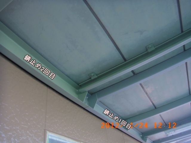 通路天井の鉄骨の錆止め1回目と2回目の色の違い