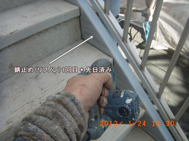 階段の養生撤去後にブロワーで清掃