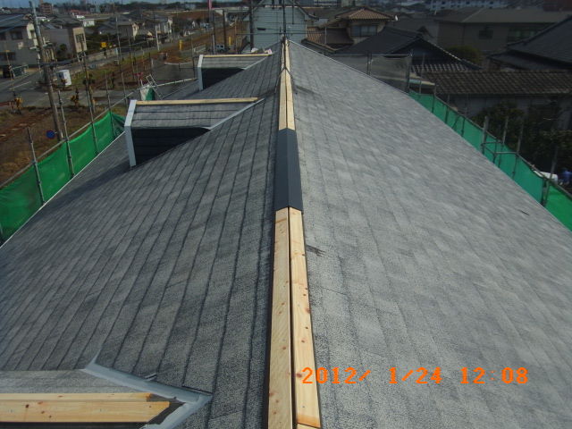 新しい下地板に交換した屋根の棟