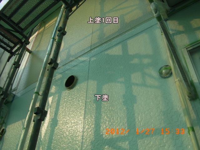 南面外壁の下塗り後と上塗り1回目の塗り進み
