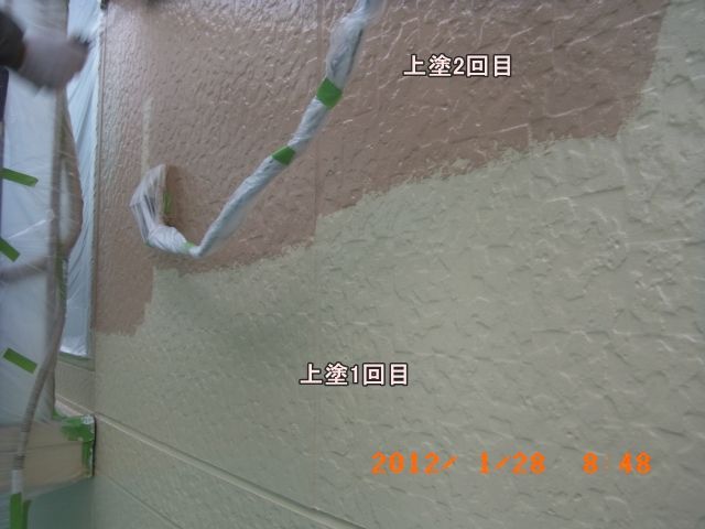 外壁の上塗り1回目と2回目の色の違い