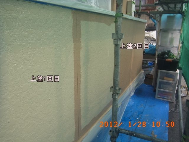 ベランダ外側壁面の上塗り1回目と2回目の塗り分け