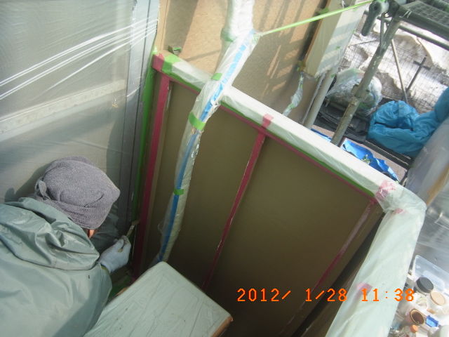 ベランダ内壁の細部を上塗り2回目で塗装