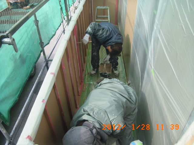 2人でベランダ内壁の上塗り2回目を施工