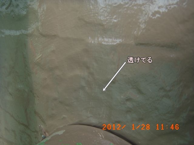 外壁細部に残った塗膜の透け