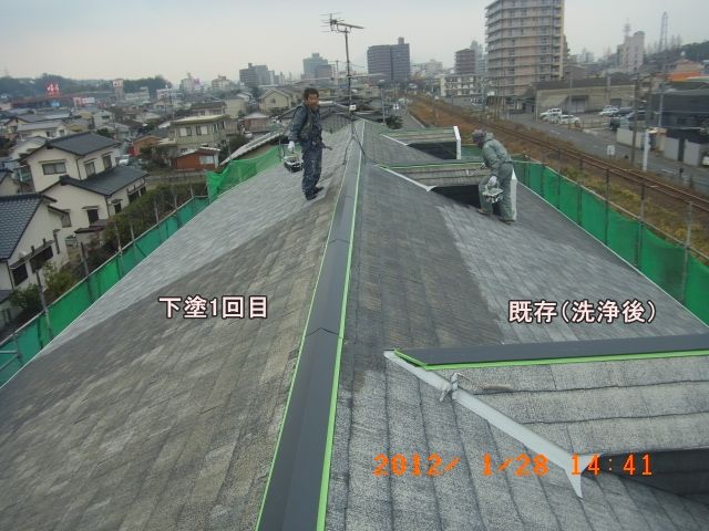 屋根下塗り1回目の施工中と未塗布部分