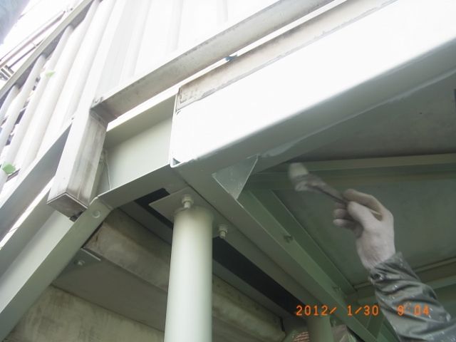 通路床裏の鉄骨を刷毛で上塗り1回目