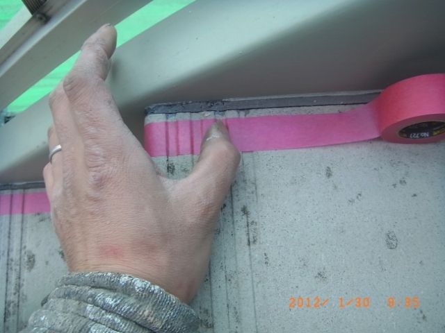 踏板の凹凸に合わせてマスキングテープを指で押さえる