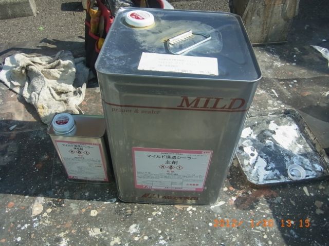 屋根下塗り2回目に使用するシーラーの主剤と硬化剤