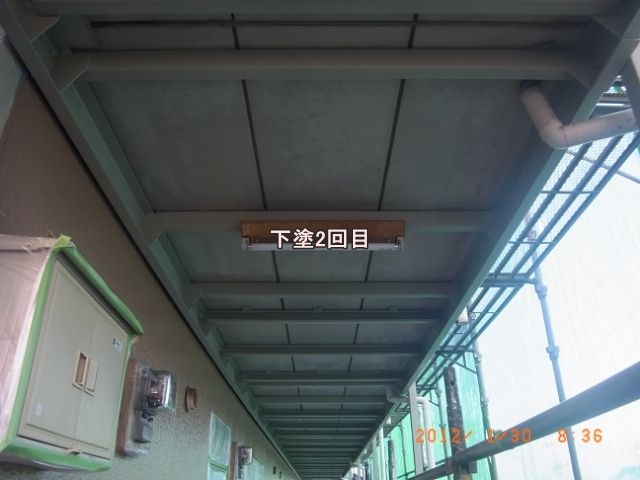 通路鉄部の下塗り2回目後と上塗り1回目後の比較