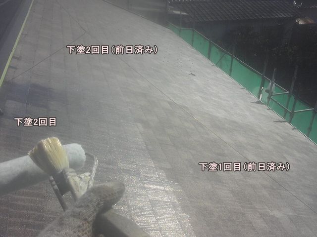 南面屋根の残った部分に下塗り2回目を塗る様子