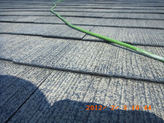 もともと隙間が開いている南面の屋根材