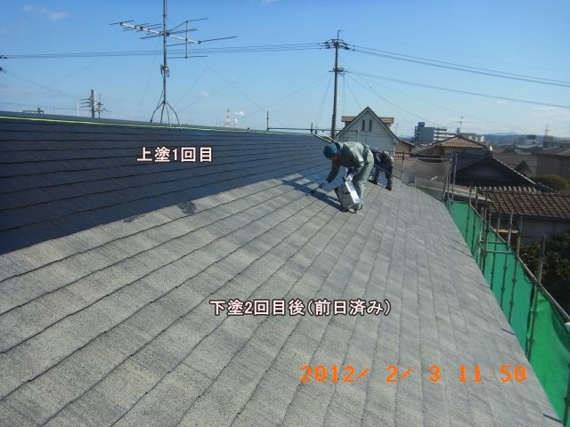 南面屋根の上塗り1回目を進める作業