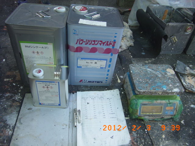 屋根上塗り用パワーシリコンマイルド2と計量道具