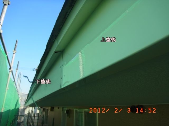 刷毛で上塗りした破風表面の光沢