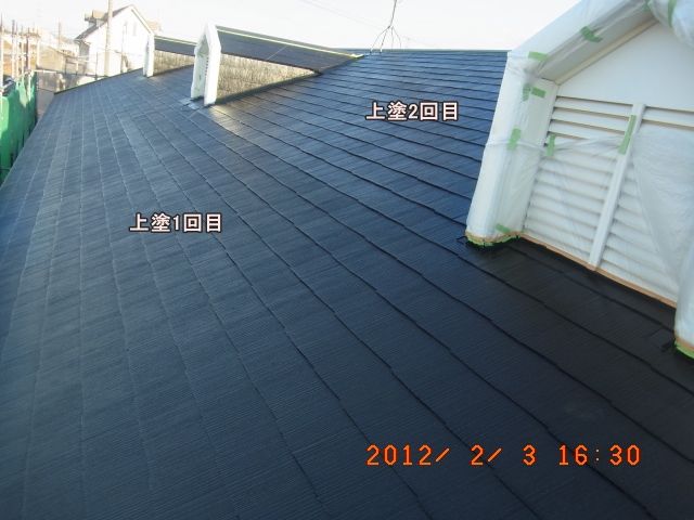 北面屋根の上塗り1回目と2回目の境