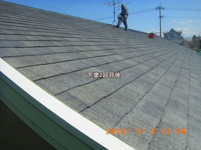 南面屋根の下塗り2回後と上塗り1回後の比較