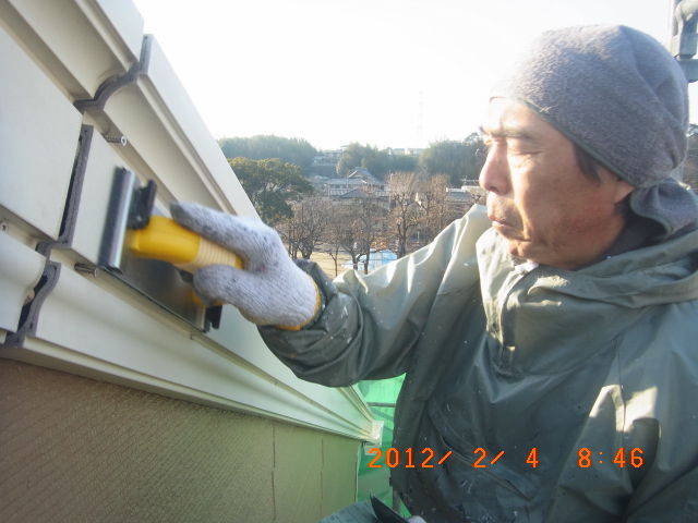 破風板の表面を研磨して目荒らしする作業