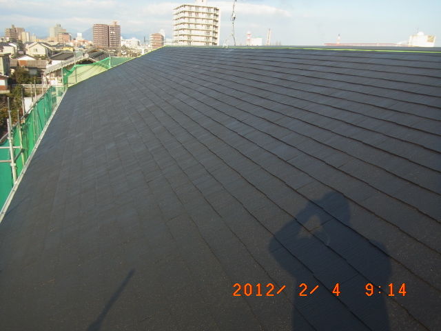 屋根の上塗り2回目に入る前の乾燥確認