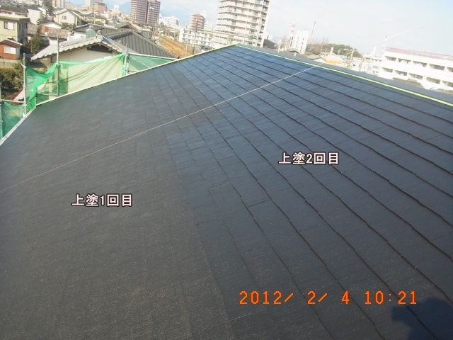 屋根の上塗り1回目と2回目の塗り分け境界