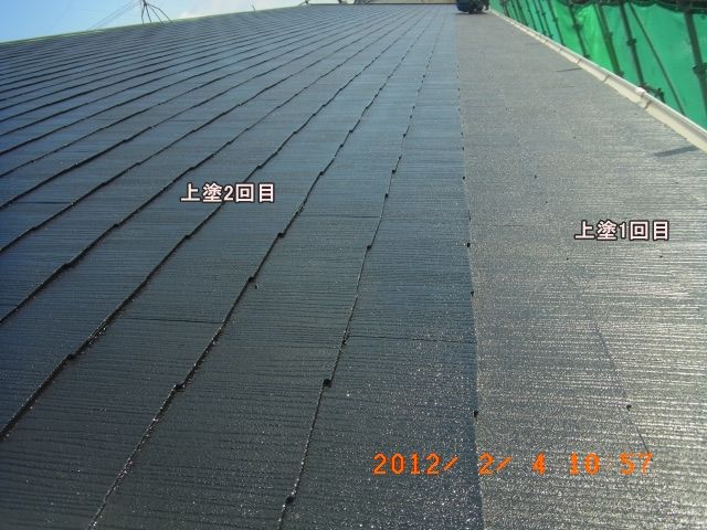屋根の上塗り2回目を進めている塗装境界