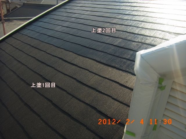 北面屋根の上塗り1回目と2回目の境界