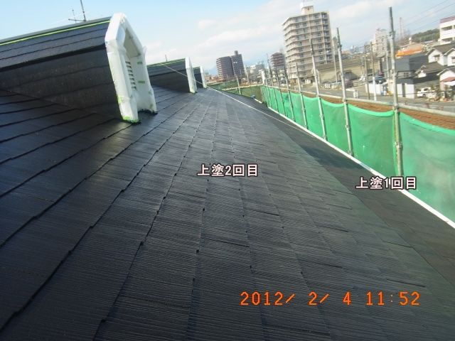 軒先側に上塗り1回目の部分が残る屋根