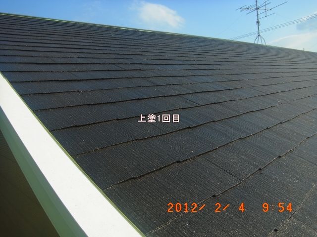 屋根の上塗り1回目と2回目の比較