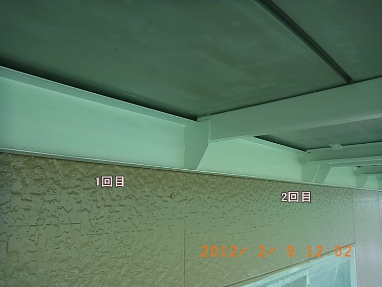 通路天井の梁の上塗り1回目と2回目の色の違い