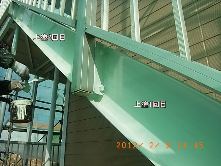 階段側桁の上塗り2回目を塗り進める様子