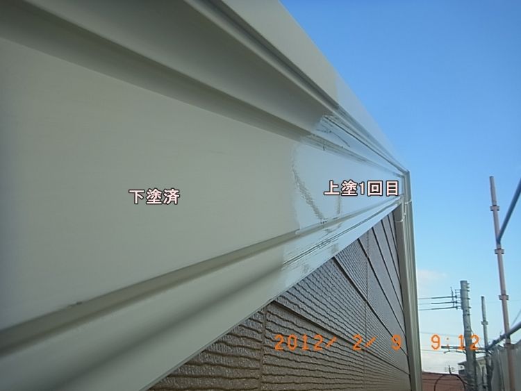 破風の下塗り後と上塗り1回目の塗り進み
