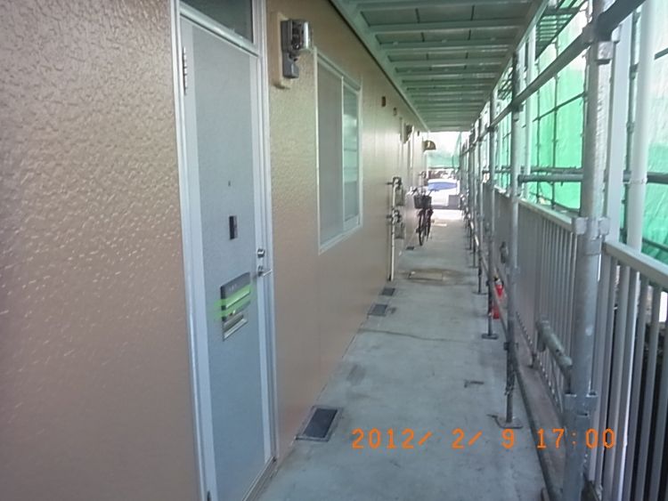 塗装後に養生を外した1階通路の壁と天井鉄骨