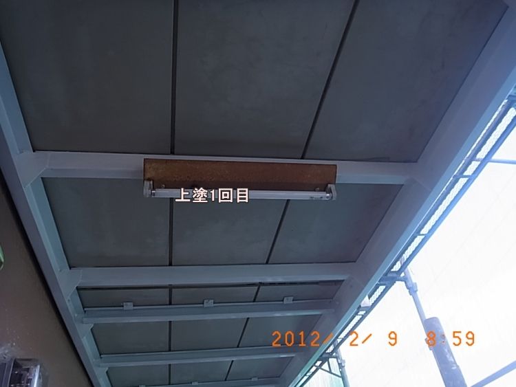 通路天井鉄骨の上塗り1回目後と2回目後の比較