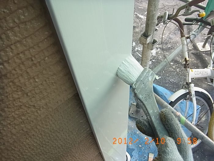 付け柱を刷毛で上塗り2回目