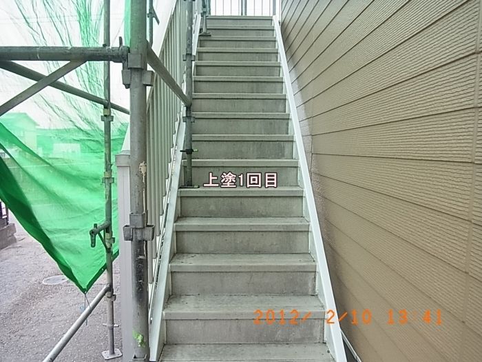 階段ささら板の上塗り1回目と2回目の比較