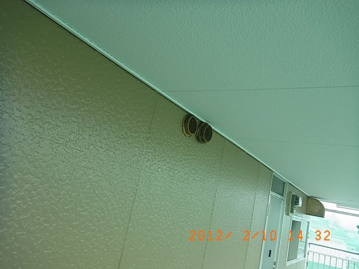 2階通路の小型換気フード交換前後
