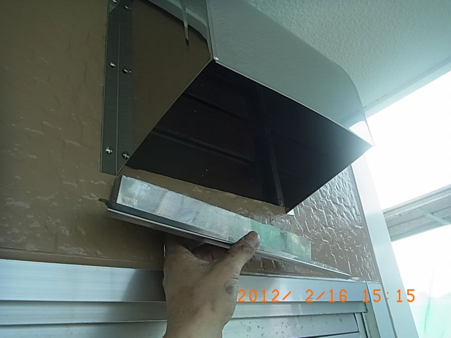 通路側換気扇フードの油切りプレートを取り付け