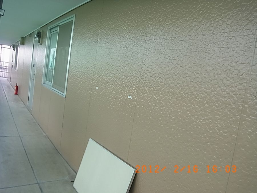 通路の新しい掲示板の取り付け前後比較