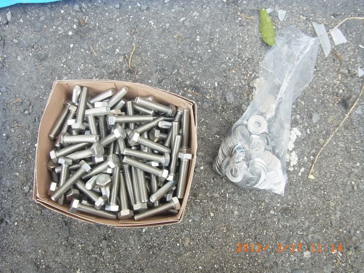 階段の交換用に用意したステンレス製ボルトとワッシャー