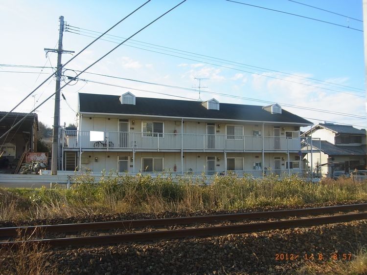 線路越しに見たアパート北面の塗装前後