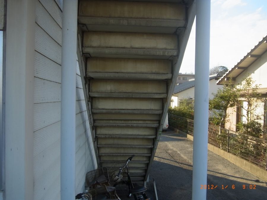 大分市アパート 階段の表・裏面 施工前