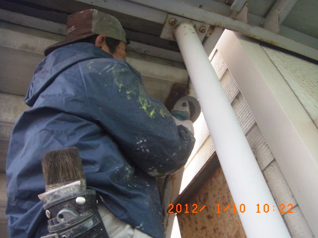 階段裏側の鉄部を電動工具でケレン