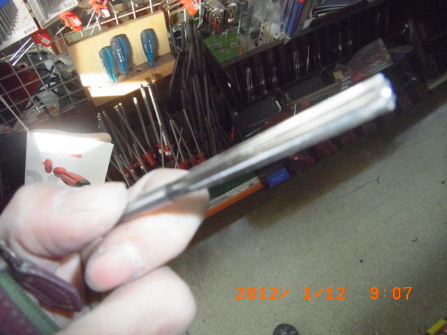 工具店内で手に取った細長い工具部品