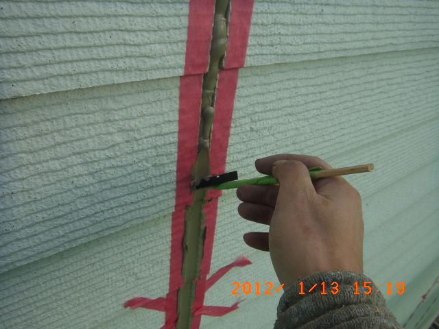 充填したシーリング材をヘラで押さえる作業